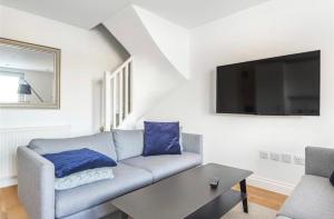 布罗姆利No.1 Universal House - Double Bedroom Apartment的带沙发和电视的客厅