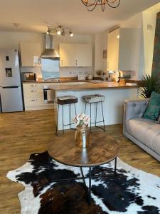 纽波特Luxury Riverfront Apartment的一间带桌子的客厅和一间厨房