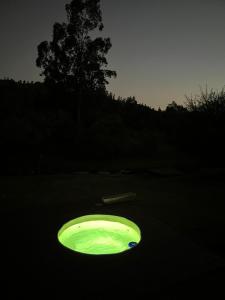 米纳斯La Cañada的暗中坐着绿色飞盘