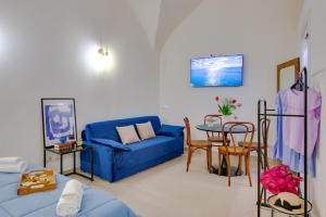 夏卡L'Antro di Dedalo的客厅配有蓝色的沙发和桌子
