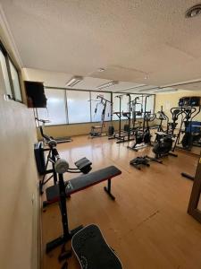 卡拉马Departamento Frente a Espacio Grecia, Calama.的一间健身房,里面配有数台跑步机和机器