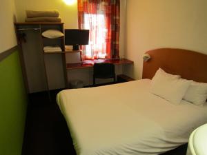 南特南特堡茹宫快捷酒店的酒店客房设有床和窗户。
