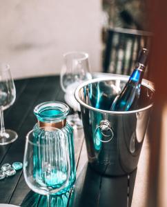 沙韦锡安Dolphin Village - Sea Resort By Ran Hotels的桌子上带玻璃杯的桶装一瓶葡萄酒