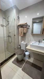 乌季达APPARTEMENT de LUXE au COEUR de Oujda - City Budget Coralia的带淋浴、卫生间和盥洗盆的浴室