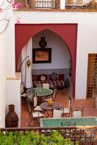 塔鲁丹特塔菲拉格摩洛哥传统庭院住宅的天井配有桌椅和沙发。