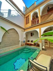 塔鲁丹特塔菲拉格摩洛哥传统庭院住宅的一座带椅子和桌子的别墅内的游泳池
