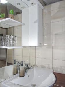 普利特维采湖Guest House Končar的一间带水槽和白色橱柜的浴室