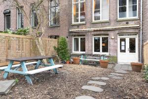 阿姆斯特丹珂珂玛玛旅舍的砖楼前的野餐桌