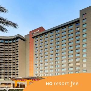奥兰多Drury Plaza Hotel Orlando - Disney Springs Area的酒店前无度假费标志