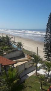 圣贝尔纳多-杜坎普Apartamento Pé na Areia的从度假村的阳台上可欣赏到海滩景色