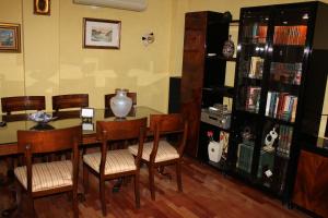 莫特里尔Villa Granada Motril的一间带桌椅和书架的用餐室