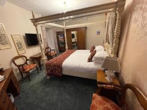 波塔费里The Portaferry Hotel的一间卧室配有一张带大镜子的床