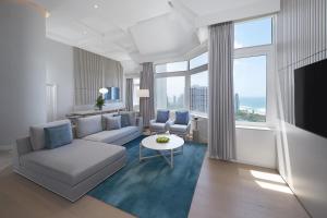 黄金海岸JW Marriott Gold Coast Resort & Spa的客厅配有沙发和桌子