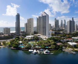 黄金海岸JW Marriott Gold Coast Resort & Spa的水中船只的城市空中景观