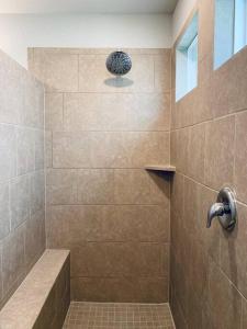 圣安东尼奥Cheerful three-bedroom home的带淋浴和瓷砖淋浴的浴室