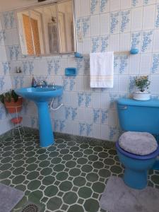 塔里哈Preciosa Casa Centrica y Acogedora的浴室设有蓝色的卫生间和水槽。