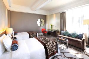 上海上海锦江饭店的酒店客房,设有两张床和一张沙发