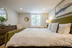 旧金山Beautiful Condo in Sun Drenched Garden的一间卧室设有一张大床和一个窗户。