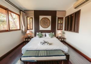 象岛Tina Holiday Homes的一间卧室配有一张床和两张带台灯的桌子。