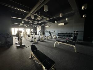 哥打京那巴鲁Manhattan Suites Stay In 4pax的一间健身房,里面配有几个跑步机和机器
