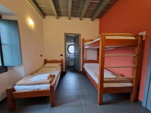蒙扎奥斯特罗科斯塔阿尔塔酒店的走廊的客房内设有两张双层床。