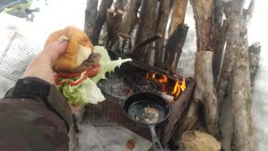 赤井川Ski base的火前拿着三明治的人
