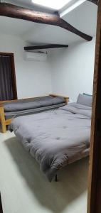木浦市Yachtie Inn Mokpo的一间卧室,配有两张床