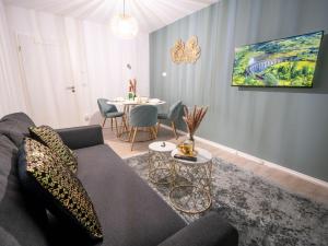 吉森Deluxe Suite - Living & Work Place的客厅配有沙发和桌子