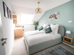吉森Deluxe Suite - Living & Work Place的一间卧室配有一张蓝色墙壁的床