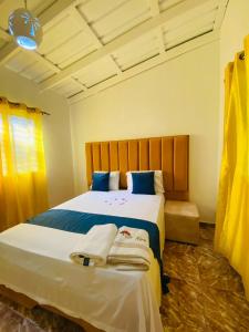 博卡奇卡Villa Marcia的一间卧室配有一张大床和毛巾