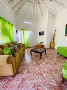 博卡奇卡Villa Marcia的客厅配有沙发和桌子