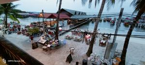 瓜隆岛Family Guesthouse的海滩上餐厅空中景色