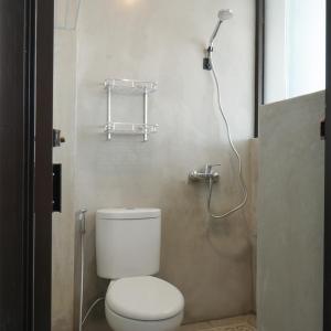 雅加达DParagon Jakarta Timur的一间带卫生间和淋浴的浴室
