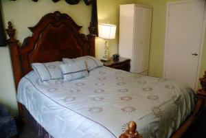 旧金山联合广场菲茨杰拉德酒店的卧室配有一张带白色床单和枕头的大床。