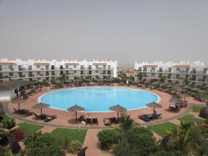圣玛丽亚BCV - Private 1 Bed Apartment Dunas Resort 1340 and 6002的享有度假村游泳池的空中景致