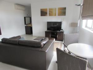 圣玛丽亚BCV - Private 1 Bed Apartment Dunas Resort 1340 and 6002的客厅配有沙发和桌子