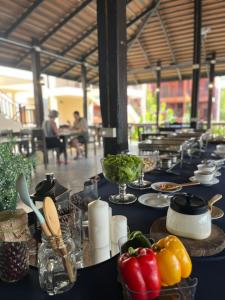 华欣Rainforest Huahin Village Hotel的一张长桌,上面放着食物和蔬菜