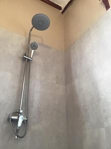 普瓦尼梅查恩加尼Nakupenda Malaika Flat的浴室内配有淋浴和头顶淋浴