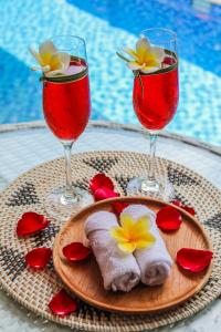塞米亚克Le Cielo Romantic Villas by Maviba的配上两杯酒杯和鲜花的食品