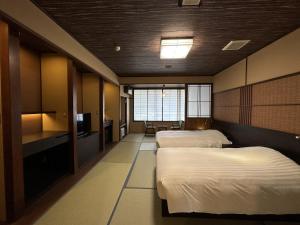 箱根箱根山景酒店的酒店客房设有两张床和电视。
