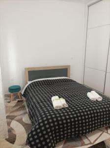 哈尔基斯Εirene room的卧室配有黑色和白色的床以及3条毛巾