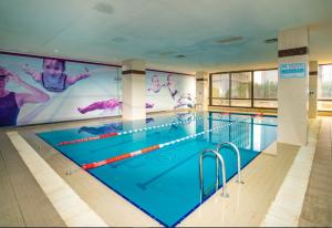 埃斯基谢希尔阿尼蒙艾斯克舍酒店的大楼内一个带大屏幕的游泳池