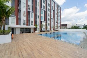 日惹RedLiving Apartemen Barsa City by Ciputra - WM Property的大楼前的游泳池