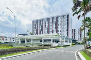 日惹RedLiving Apartemen Barsa City by Ciputra - WM Property的街道边的大建筑