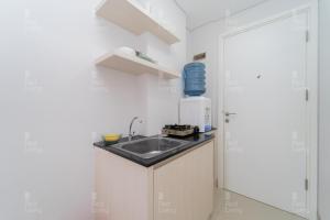日惹RedLiving Apartemen Barsa City by Ciputra - WM Property的一间小厨房,内设一个水槽