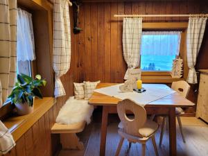 GallzeinFerienhaus Maria´s Hoamatl的一间带桌子和窗户的用餐室