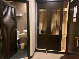 普吉镇LUB SBUY旅舍的浴室设有黑色门和卫生间。