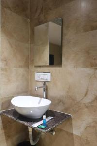 纳威孟买Hotel Pub Street Inn的一间带水槽和镜子的浴室