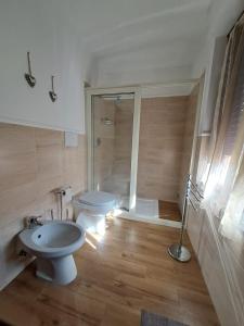 巴尼奥雷焦Butterfly的浴室配有卫生间、盥洗盆和淋浴。