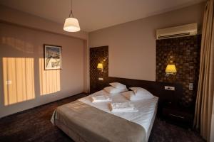 巴亚斯普列秘密花园酒店的一间卧室配有带白色床单和枕头的床。